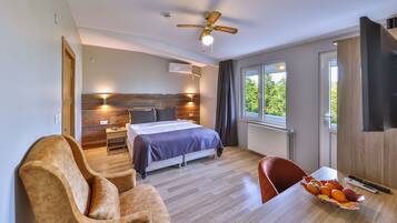 Comfort Double Room | Desk, laptop workspace, blackout drapes, soundproofing