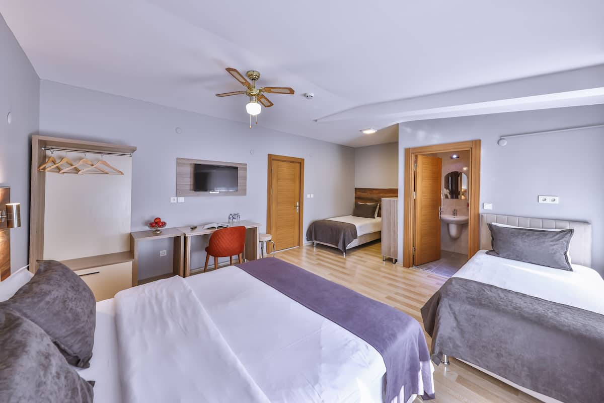 Comfort Quadruple Room | Desk, laptop workspace, blackout drapes, soundproofing