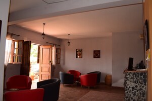 Área de estar no saguão