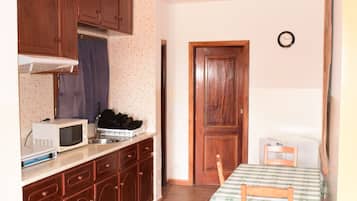 Family Duplex | Private kitchenette | Mini-fridge, microwave, stovetop, cookware/dishes/utensils
