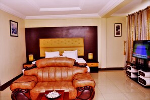 In-room safe, desk, laptop workspace, iron/ironing board - Sweet Spirit Hotel and Suites Danag - Port Harcourt (Port Harcourt)