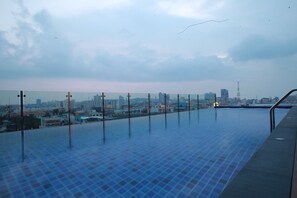 Piscina externa, funciona das 9h às 20h, espreguiçadeiras