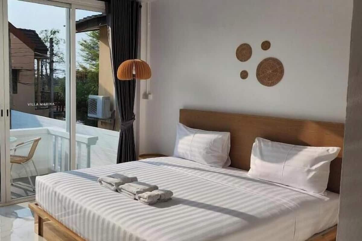 Minibar, escritorio, cortinas blackout y camas extra
