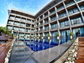 A modern hotel with a rooftop infinity pool, multiple balconies, and outdoor seating areas. - Sunmarina Hotel Cha Am (Cha-am)