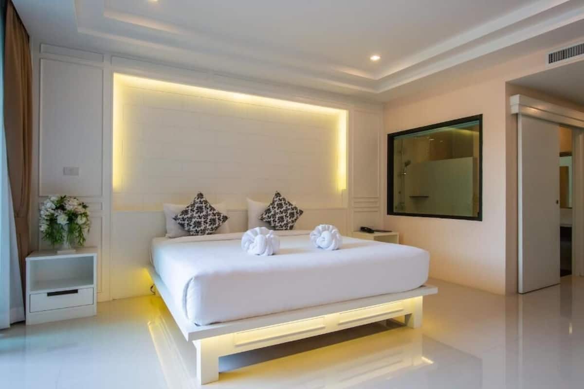 Minibar, desk, blackout drapes, rollaway beds