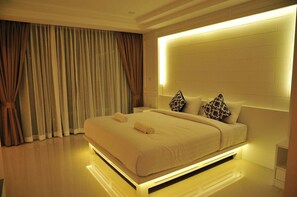 Luxury | Minibar, skrivbord, mörkläggningsgardiner och extrasängar