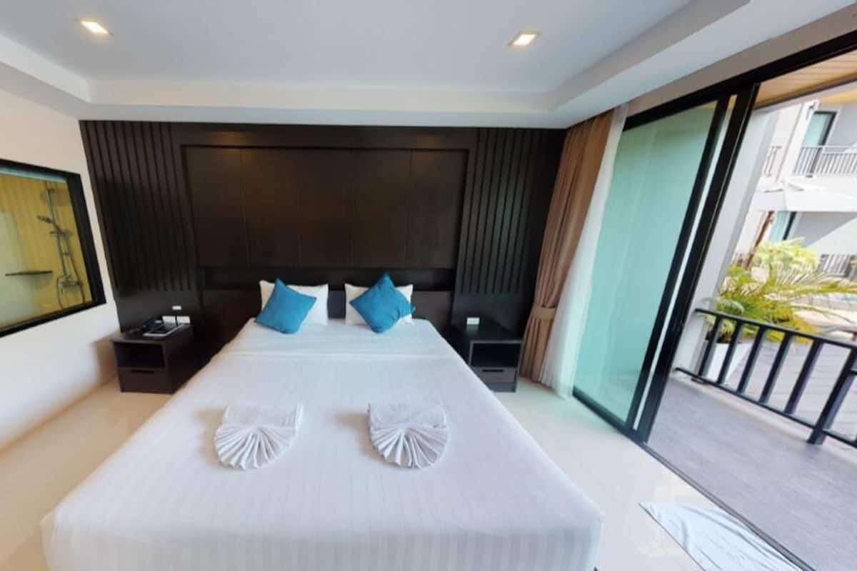 Minibar, desk, blackout drapes, rollaway beds