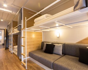 In-room safe, soundproofing, free WiFi, bed sheets - Bed One Block Hostel (Bangkok)