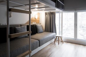 In-room safe, soundproofing, free WiFi, bed sheets - Bed One Block Hostel (Bangkok)