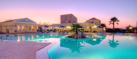 Outdoor pool, pool umbrellas, sun loungers
