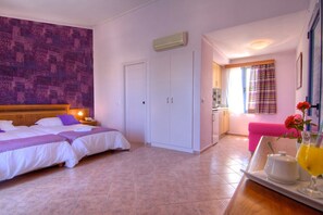 Studio – superior, balkong | Barnesenger (inkludert) og wi-fi (mot et tillegg)
