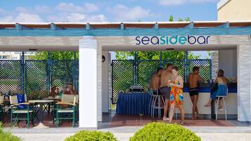 Bar en bord de piscine
