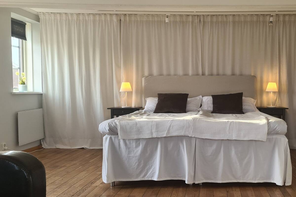 Premium Twin Room, 1 Queen Bed, Shared Bathroom, Sea View | Blackout drapes, WiFi (free)