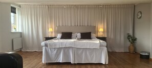 Chambre Premium avec lits jumeaux, 1 grand lit, salle de bains commune, vue mer