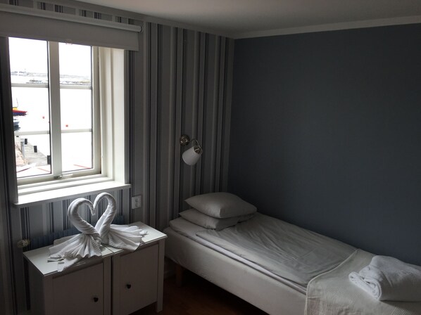 Chambre Standard avec lits jumeaux, 2 lits une place, salle de bains commune, vue port
