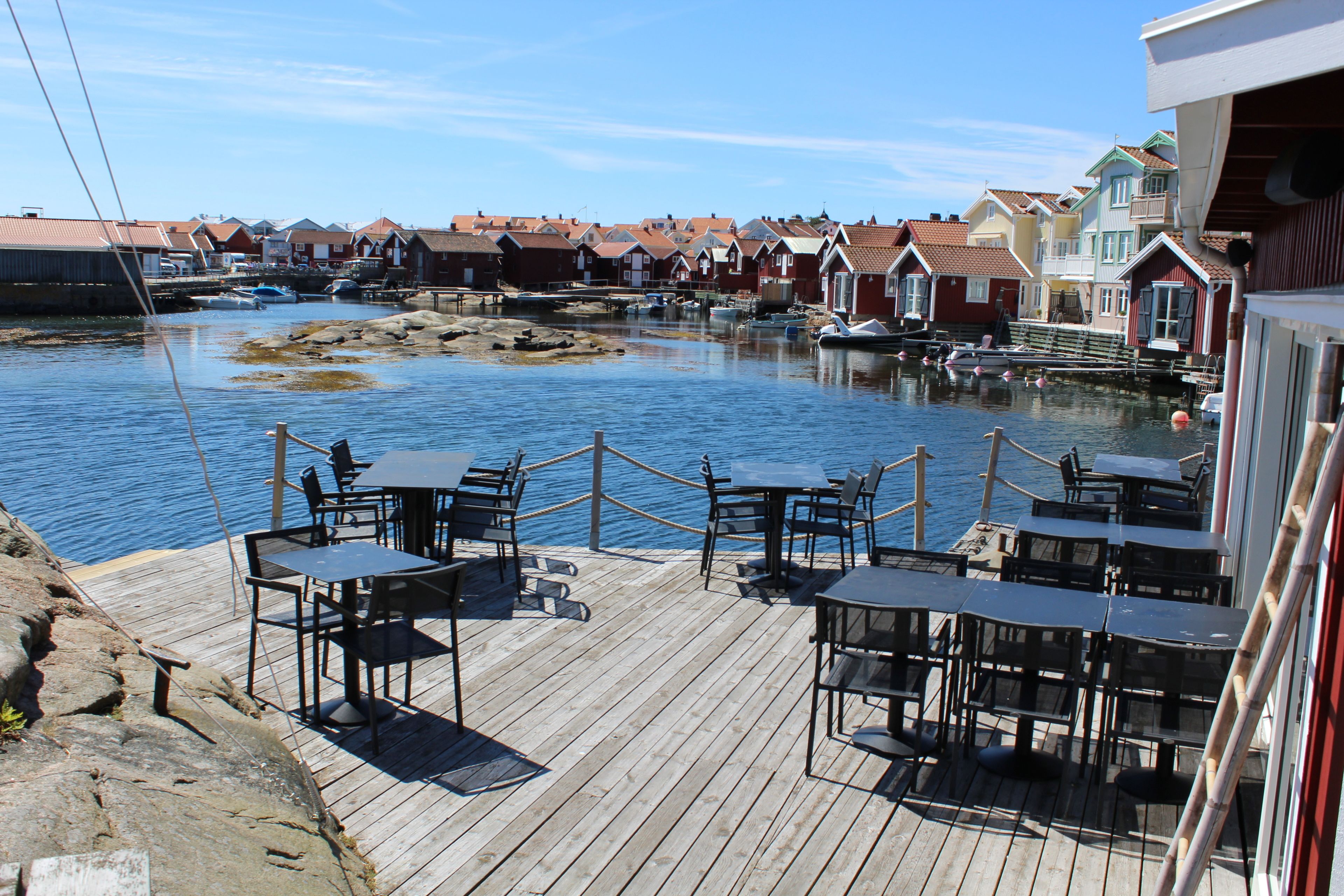 حيث تُقدم وجبات الإفطار، الغداء، العشاء، الأطباق المحلية