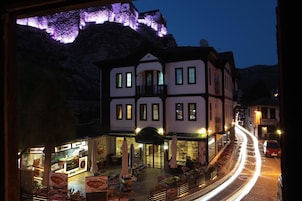 Un edificio con una tienda y un área de estar al aire libre, iluminado con luz artificial.