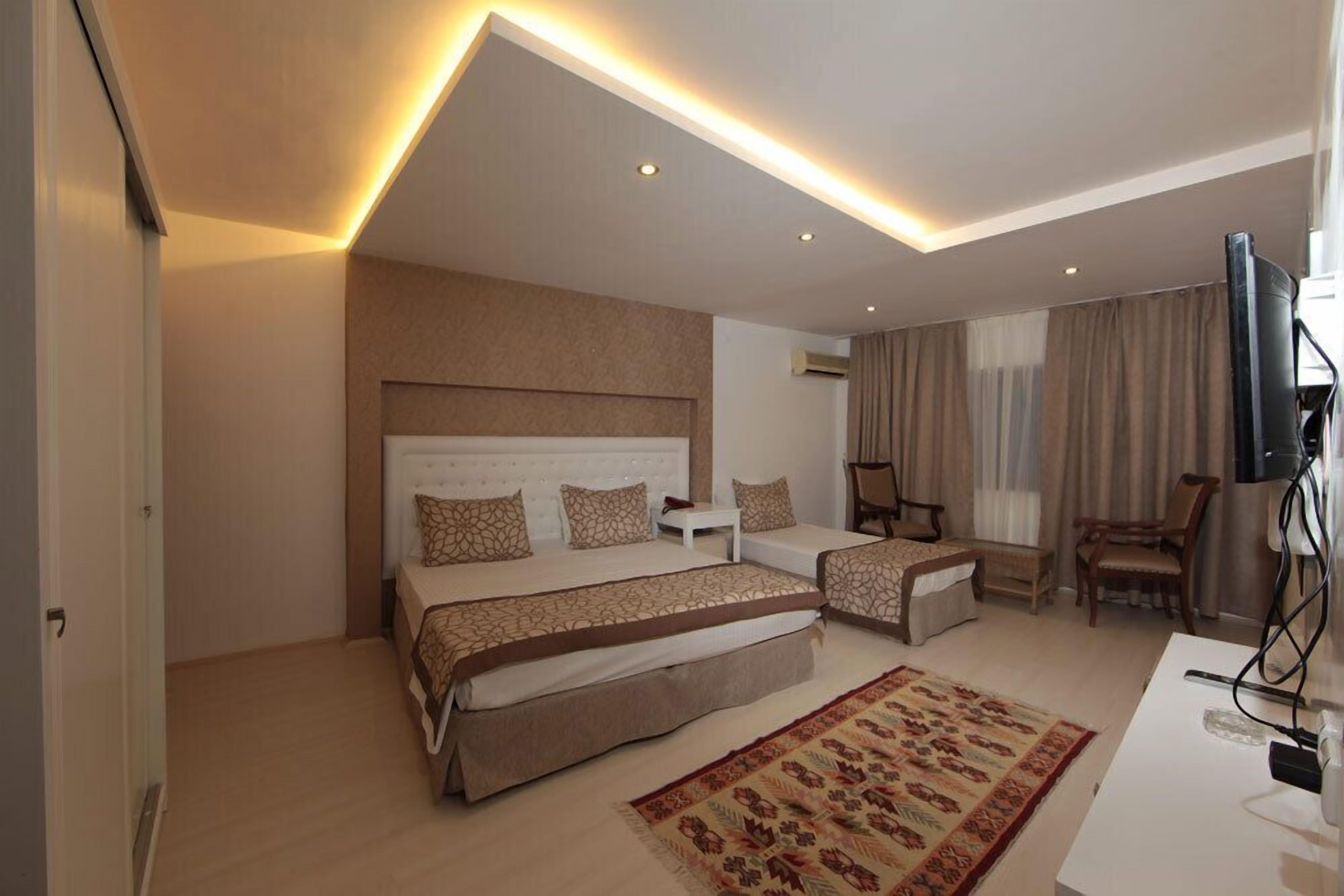 Standard Double or Twin Room | Minibar, individually decorated, individually furnished, desk