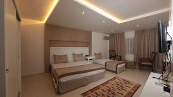 Minibar, individually decorated, individually furnished, desk