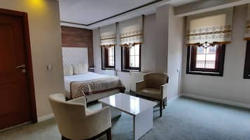 Habitación estándar con 1 cama doble o 2 individuales | Minibar, decoración individual, mobiliario individual y escritorio