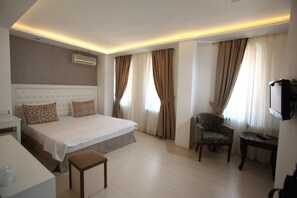 Minibar, decoración personalizada, muebles diferentes y escritorio 