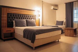 Habitación cuádruple familiar | Minibar, escritorio y espacio para trabajar con laptop