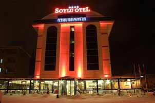 Bagian depan properti - sore/malam