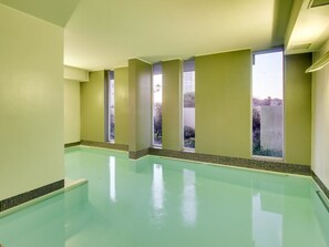 Departamento, 2 habitaciones | Alberca techada | Alberca al aire libre 