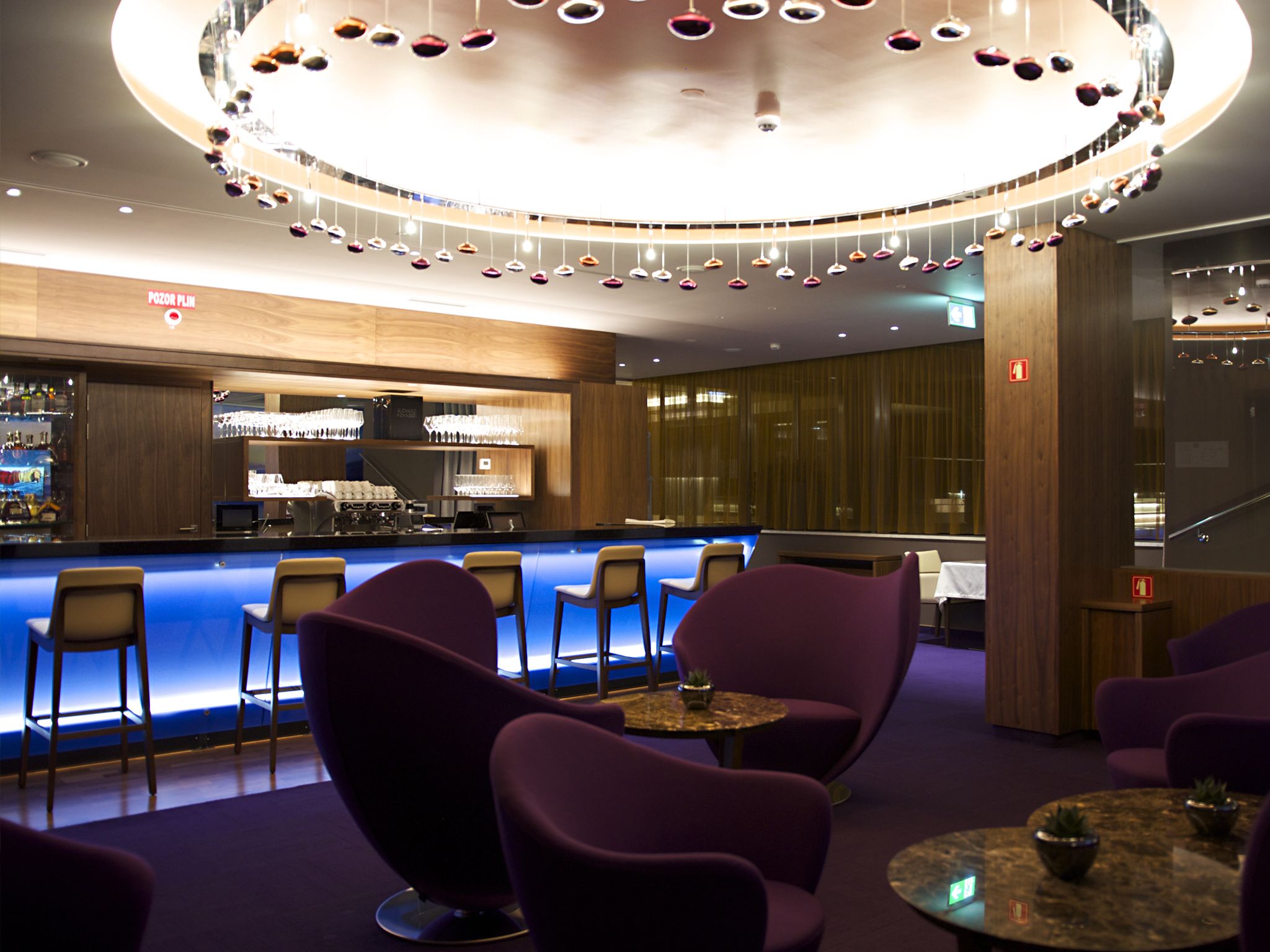 2 bars/lounges, poolside bar