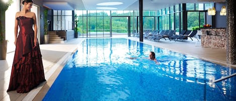 Indoor pool, sun loungers