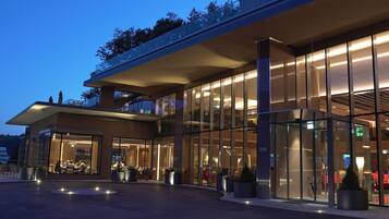 Fachada de la propiedad por la tarde o noche