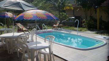 Piscina externa, guarda-sóis, espreguiçadeiras