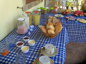 Daily continental breakfast (BRL 25 per person)