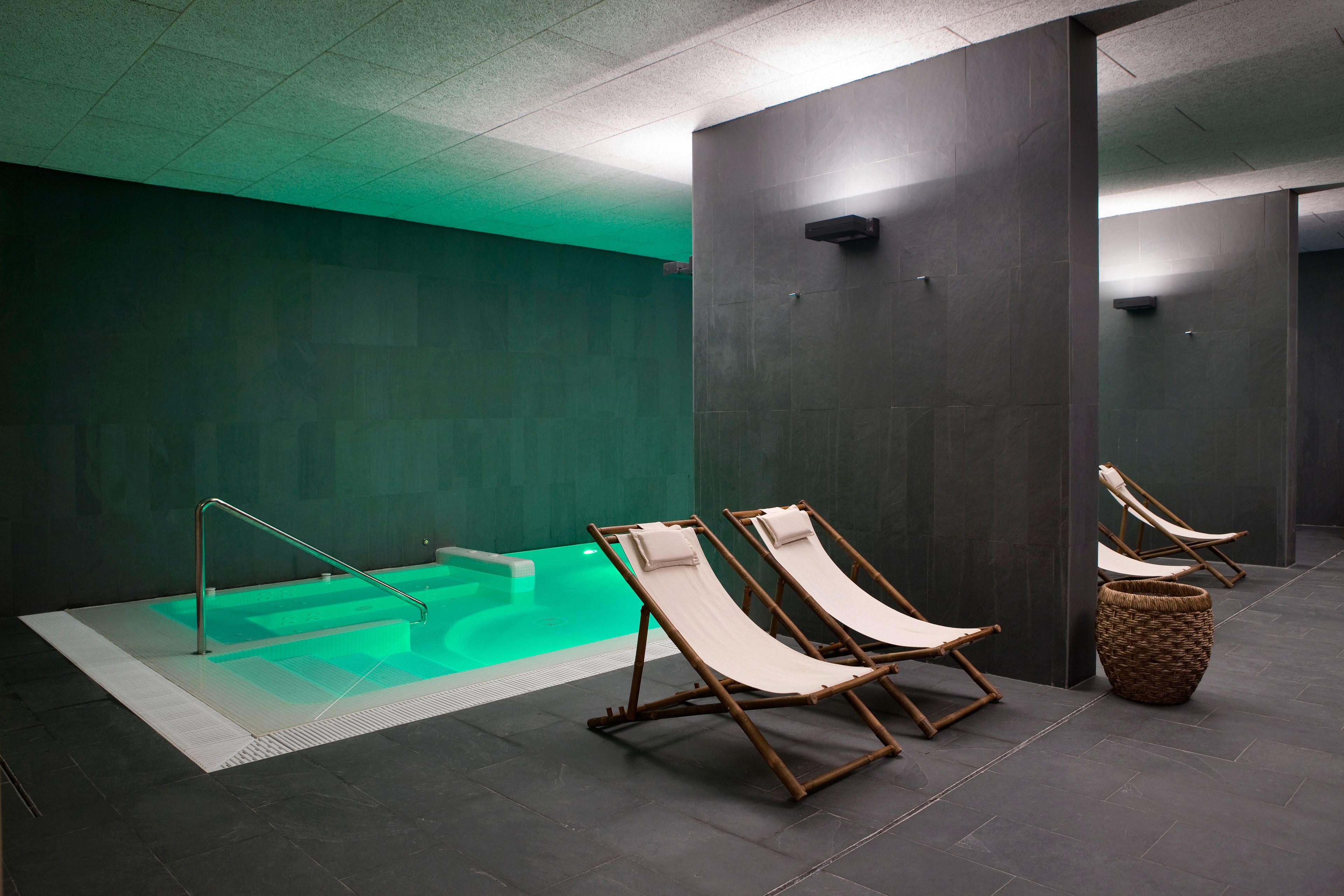 sauna, steam room, turkish bath/hammam, body treatments