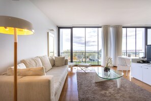 Suite junior | Minibar, caja fuerte, escritorio y cortinas opacas