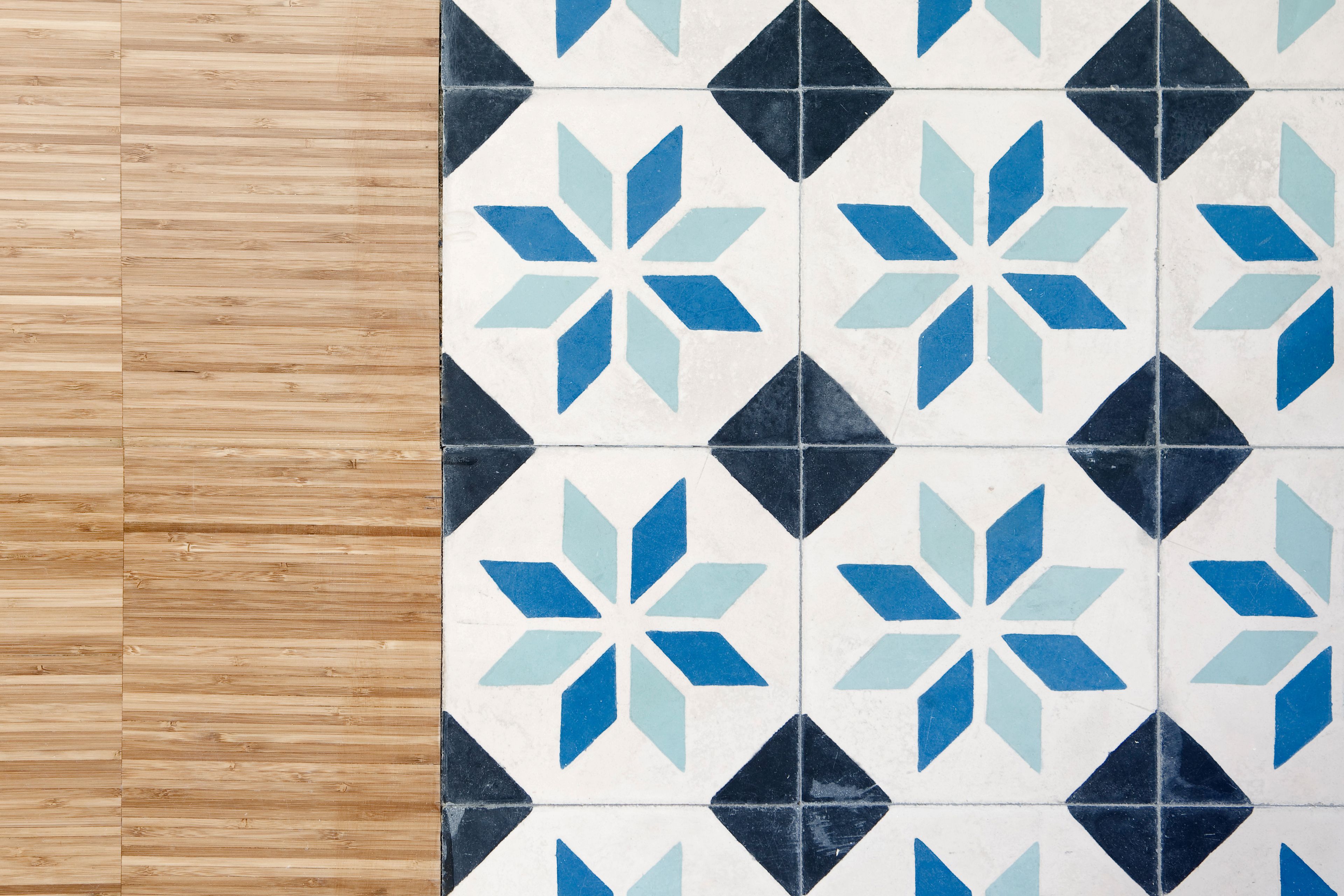 Una pared con azulejos de diseño geométrico en tonos azul y blanco.