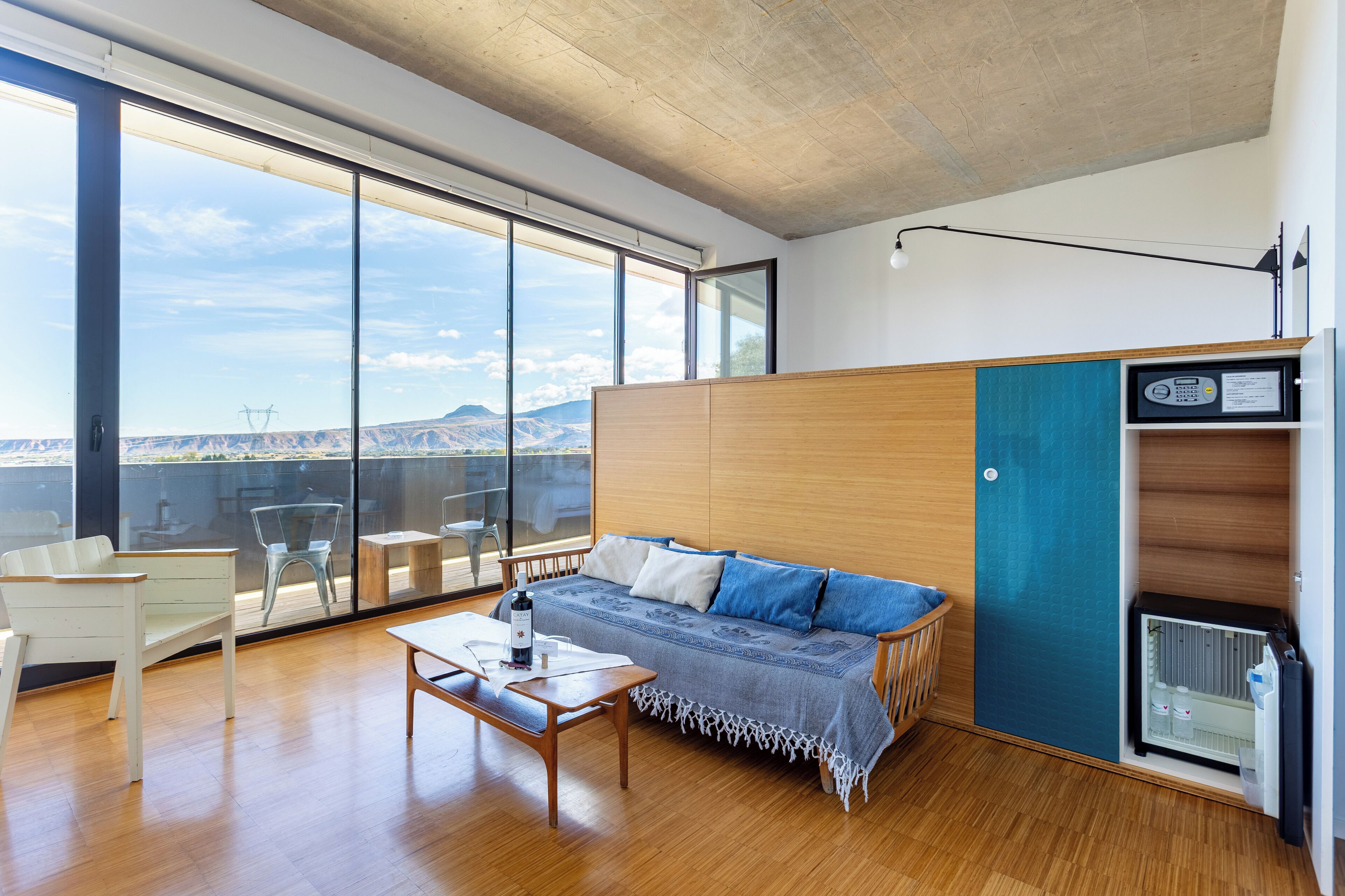 ジュニア スイート | ミニバー、セーフティボックス (室内)、デスク、遮光カーテン