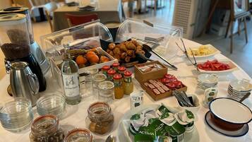 Ein reichhaltiges Buffet mit verschiedenen Speisen und Beilagen.