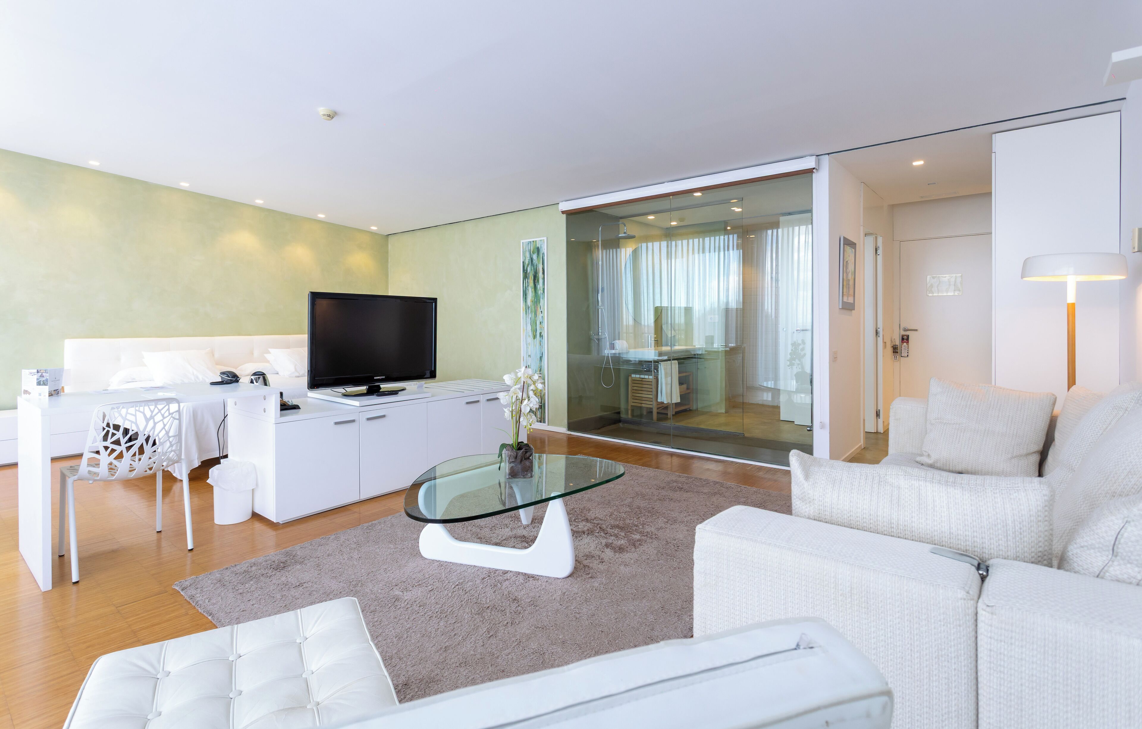 Junior suite | Een minibar, een kluis op de kamer, een bureau, verduisterende gordijnen