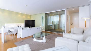 Junior suite | Een minibar, een kluis op de kamer, een bureau, verduisterende gordijnen