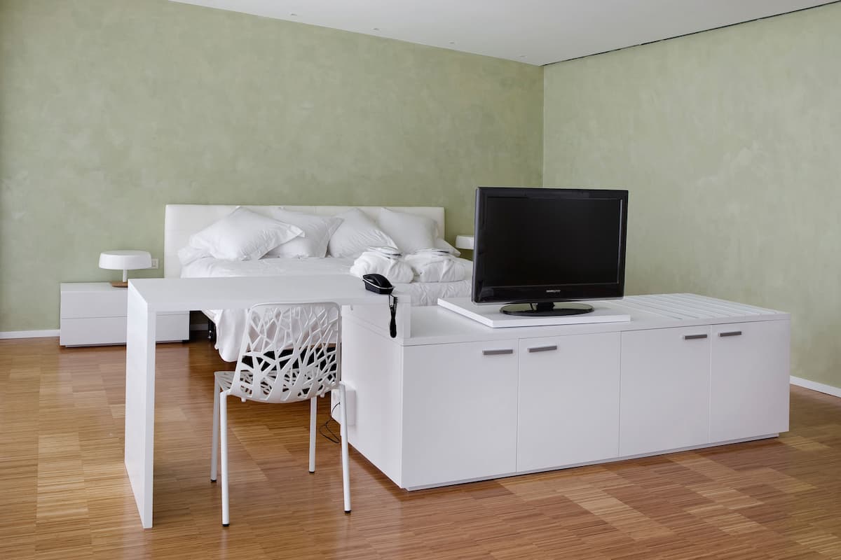 Suite junior | Minibar, caja fuerte, escritorio y cortinas opacas