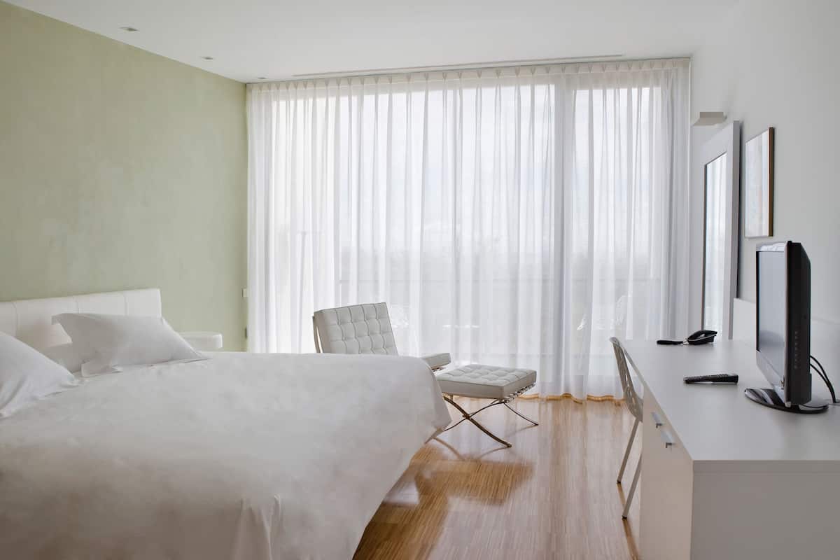 Habitación doble superior | Minibar, caja fuerte, escritorio y cortinas opacas