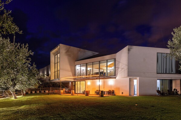 Front of property - Hotel Bodega Finca de Los Arandinos (Entrena)