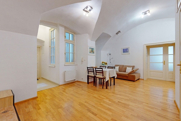 Căn hộ trung tâm thành phố, 1 phòng ngủ, bếp | Khu phòng khách | TV màn hình phẳng