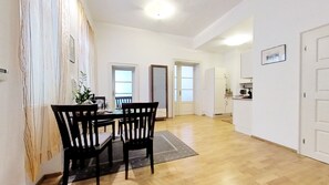 Apartemen Kota, 1 kamar tidur, dapur | Ruang makan