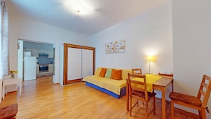 Apartemen Kota, 1 kamar tidur, dapur | Area keluarga | TV layar datar