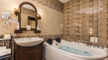 Suite – panorama, 1 queensize-seng, massasjebadekar, fjellutsikt | Bad | Miljøvennlige toalettsaker, hårføner, tøfler og håndklær