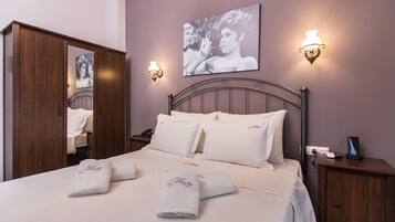 Deluxe Room, Garden View | 1 bedroom, premium bedding, minibar, in-room safe