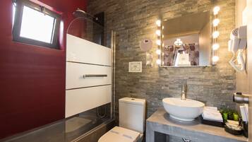 Een moderne badkamer met een grote spiegel, wastafel en toilet.