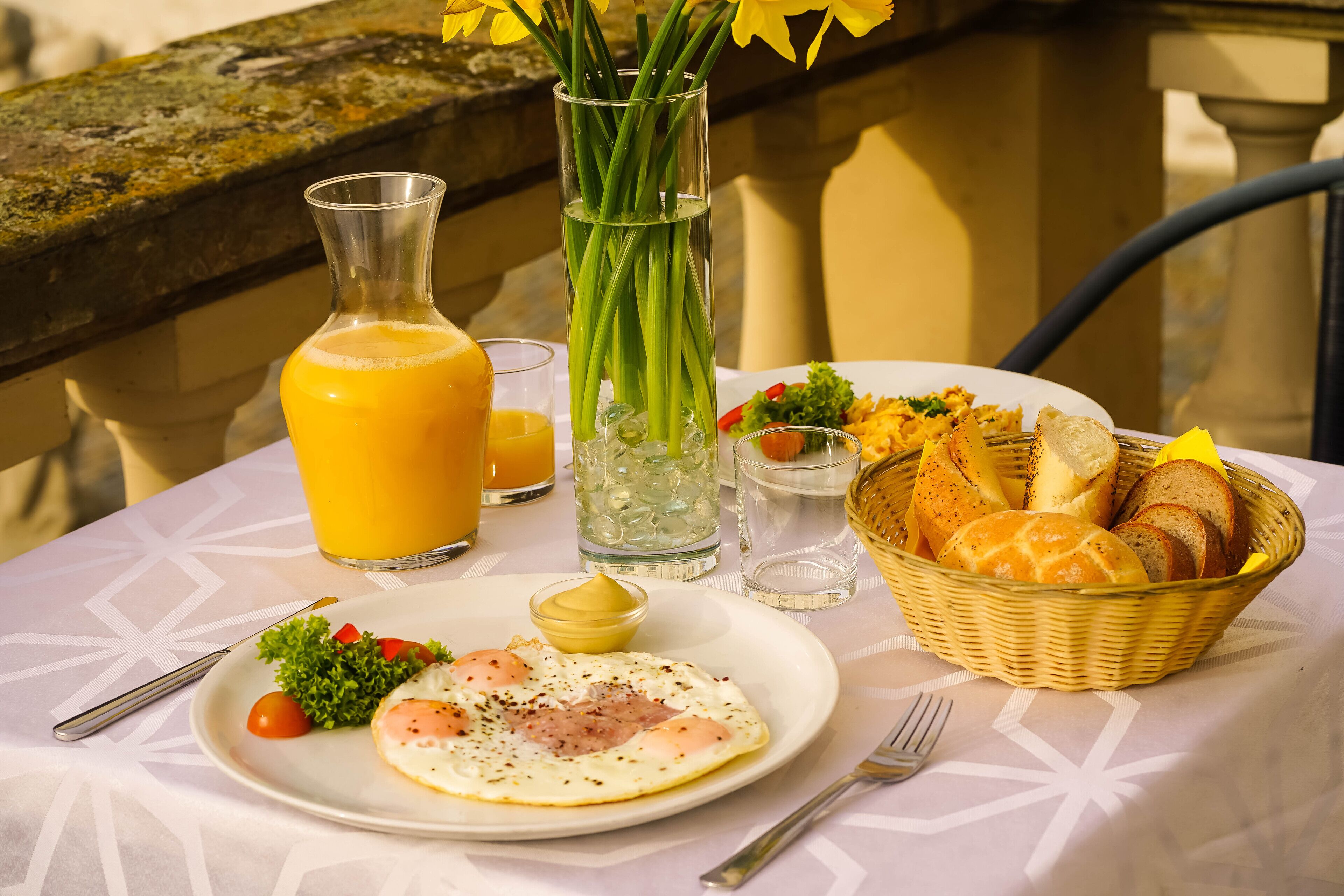 basic double or twin room, refrigerator, city view | in-room dining